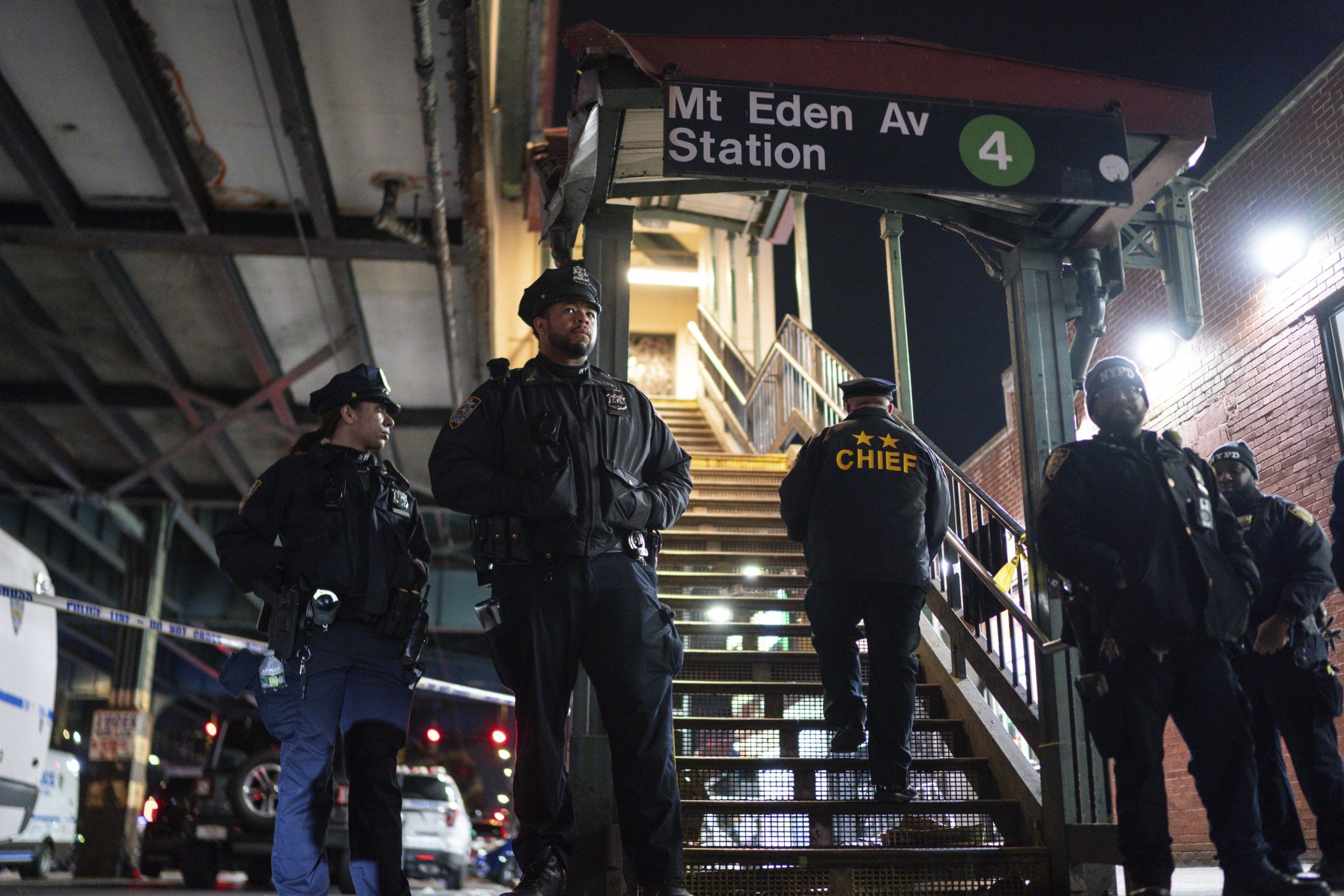 Un-muerto-y-cinco-heridos-tras-tiroteo-en-estacion-del-metro-de-NY-el-agresor-esta-profugo-foto-AP