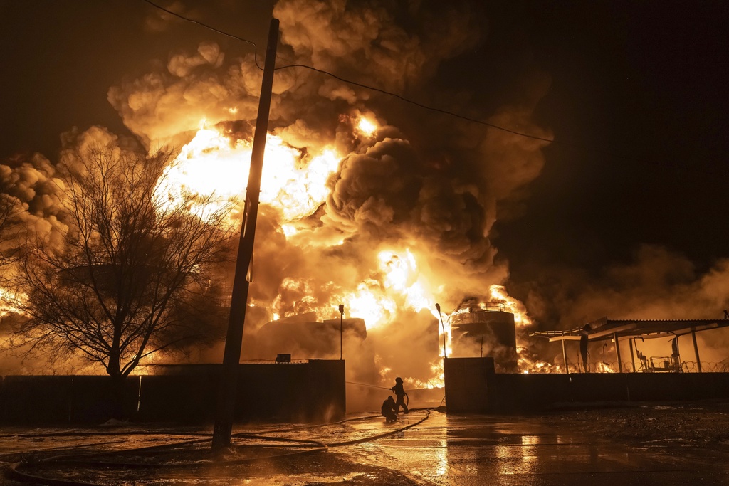 Drones rusos incendian hotel en una ciudad ucraniana del Mar Negro