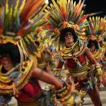 Un desfile en el Carnaval de Río reclama que se detenga la minería ilegal en tierras indígenas