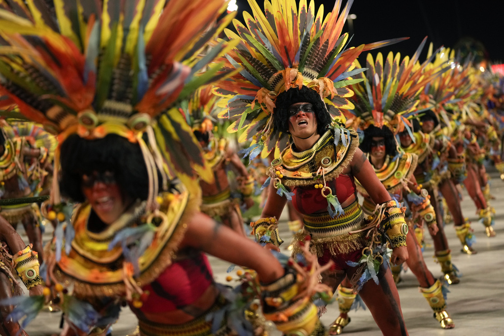 Un desfile en el Carnaval de Río reclama que se detenga la minería ilegal en tierras indígenas