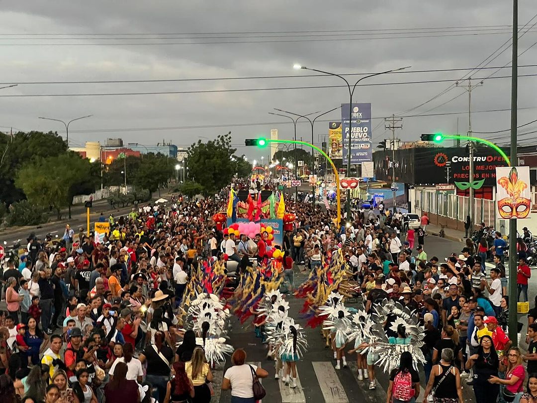 Con desfile de carrozas y comparsas inician los carnavales 2024 en Barquisimeto