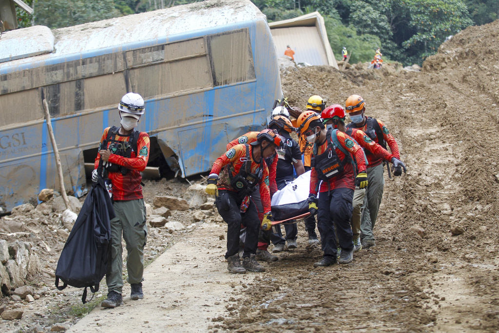 Al menos 54 muertos por deslizamiento en aldea minera en Filipinas