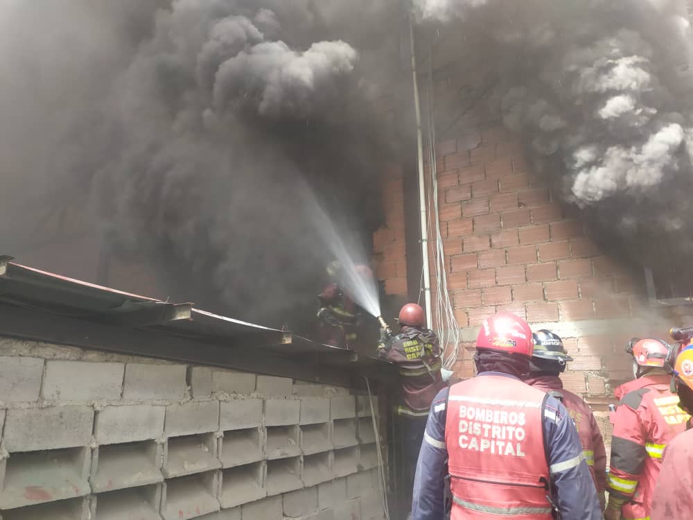 Fuerte incendio en galpón de electrodomésticos en La Yaguara solo dejó pérdidas materiales