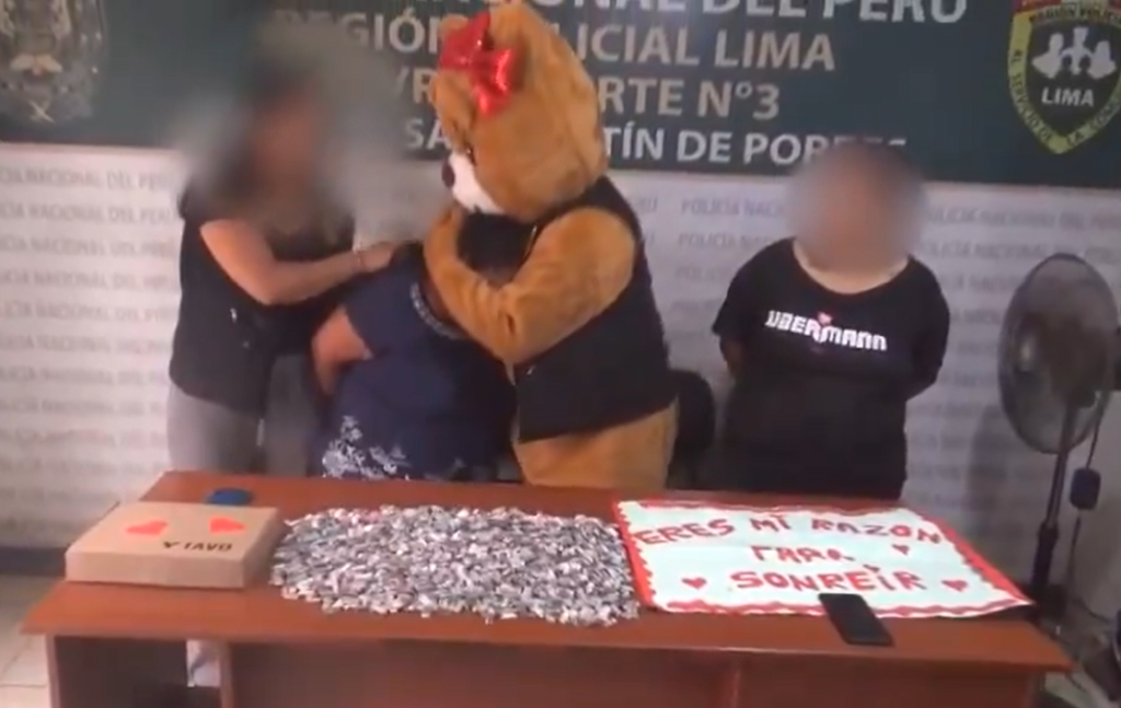 Policía de Perú se disfraza de oso de peluche para detener a vendedores de droga