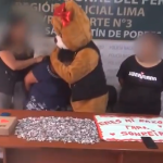 Policía de Perú se disfraza de oso de peluche para detener a vendedores de droga