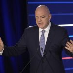 No le dan oportunidad, Infantino desecha la idea de las "tarjetas azules" en el fútbol Foto AP