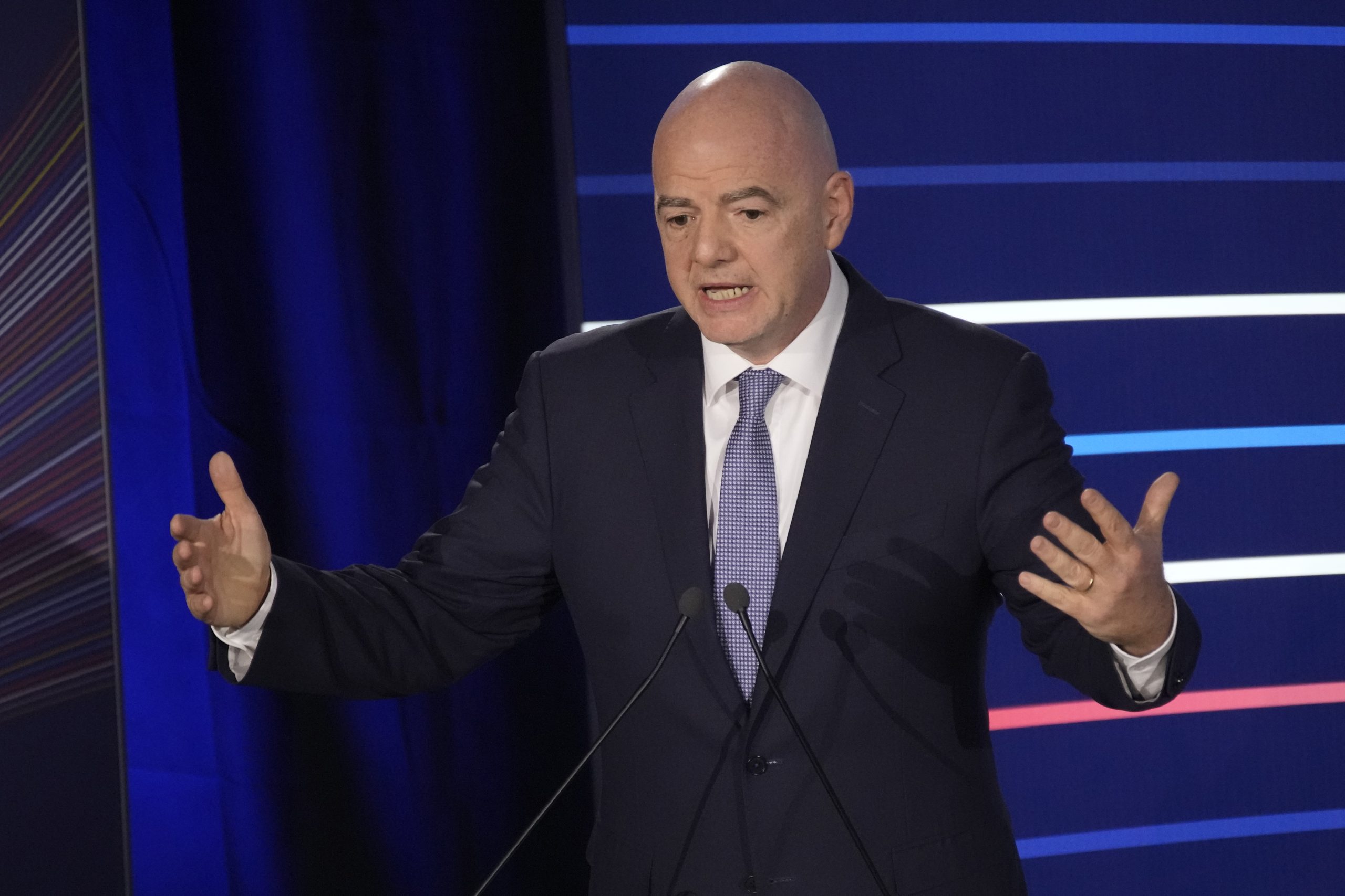 No le dan oportunidad, Infantino desecha la idea de las "tarjetas azules" en el fútbol Foto AP