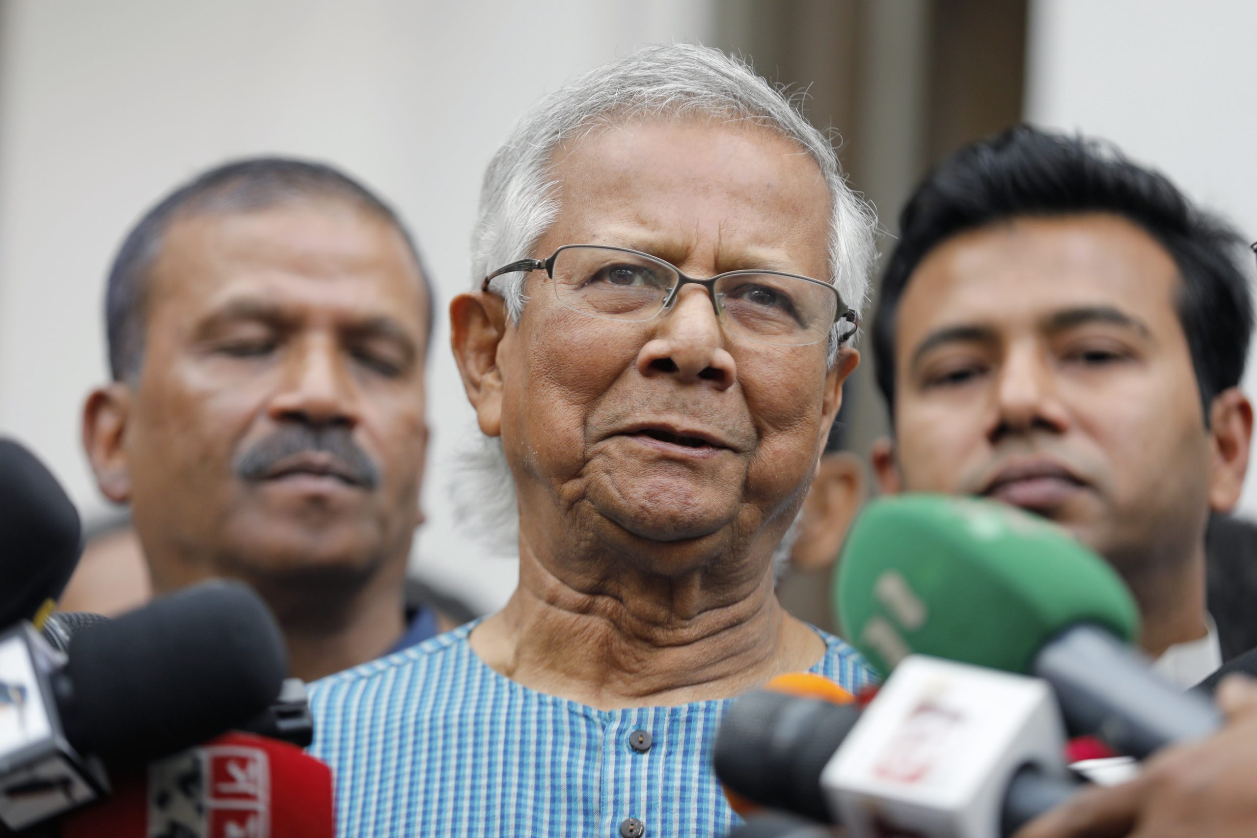 Bangladesh otorga libertad bajo fianza a ganador del Nobel de la Paz foto AP