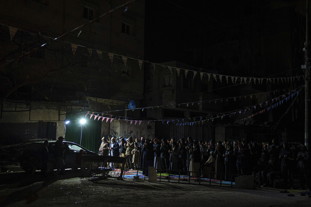 Palestinos en Gaza comienzan el Ramadán entre un hambre creciente y sin avistar el fin de la guerra