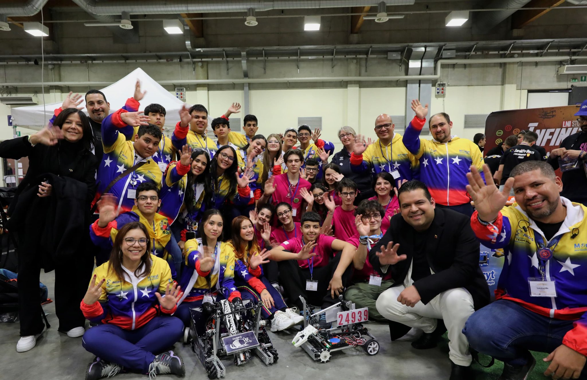 Jóvenes venezolanos obtienen el segundo lugar en diseño robótico en el First Tech Challenge International Piacenza en Italia