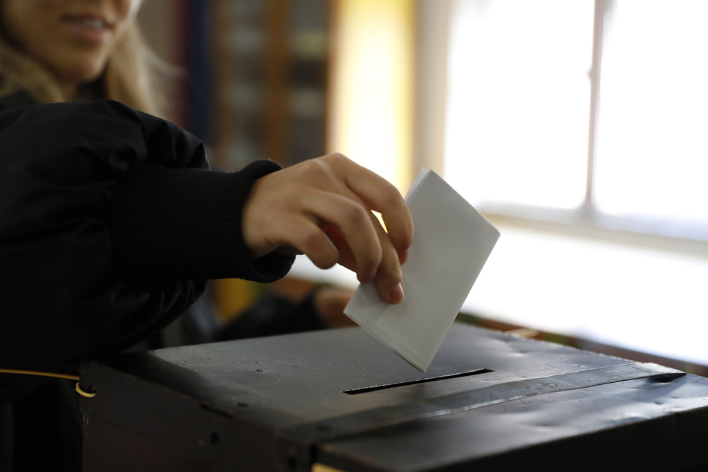 Partidos tradicionales tratan de frenar a populistas en las elecciones en Portugal