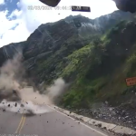 Enormes rocas caen sobre dos camiones en la Carretera Central de Perú