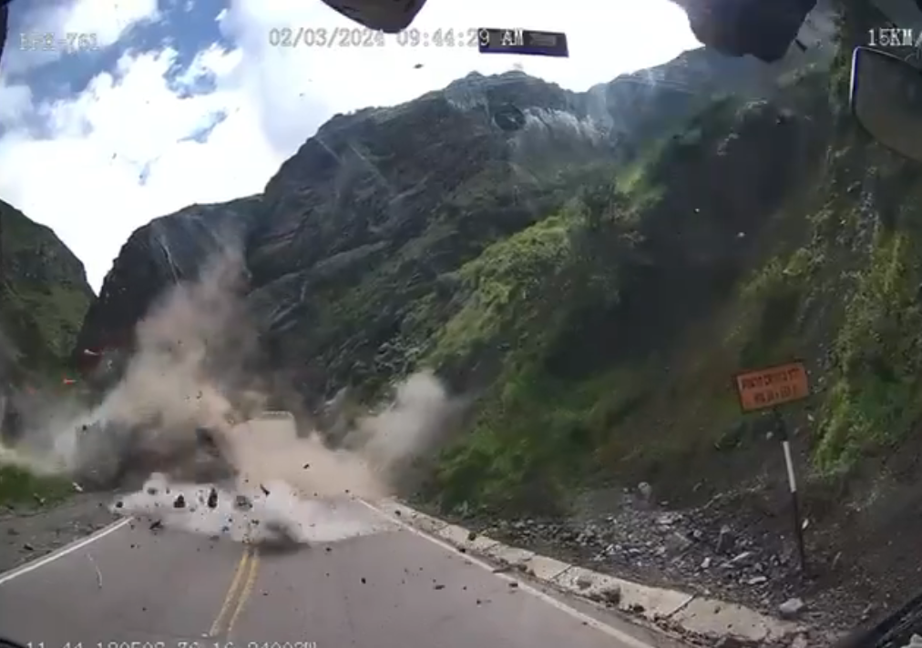 Enormes rocas caen sobre dos camiones en la Carretera Central de Perú