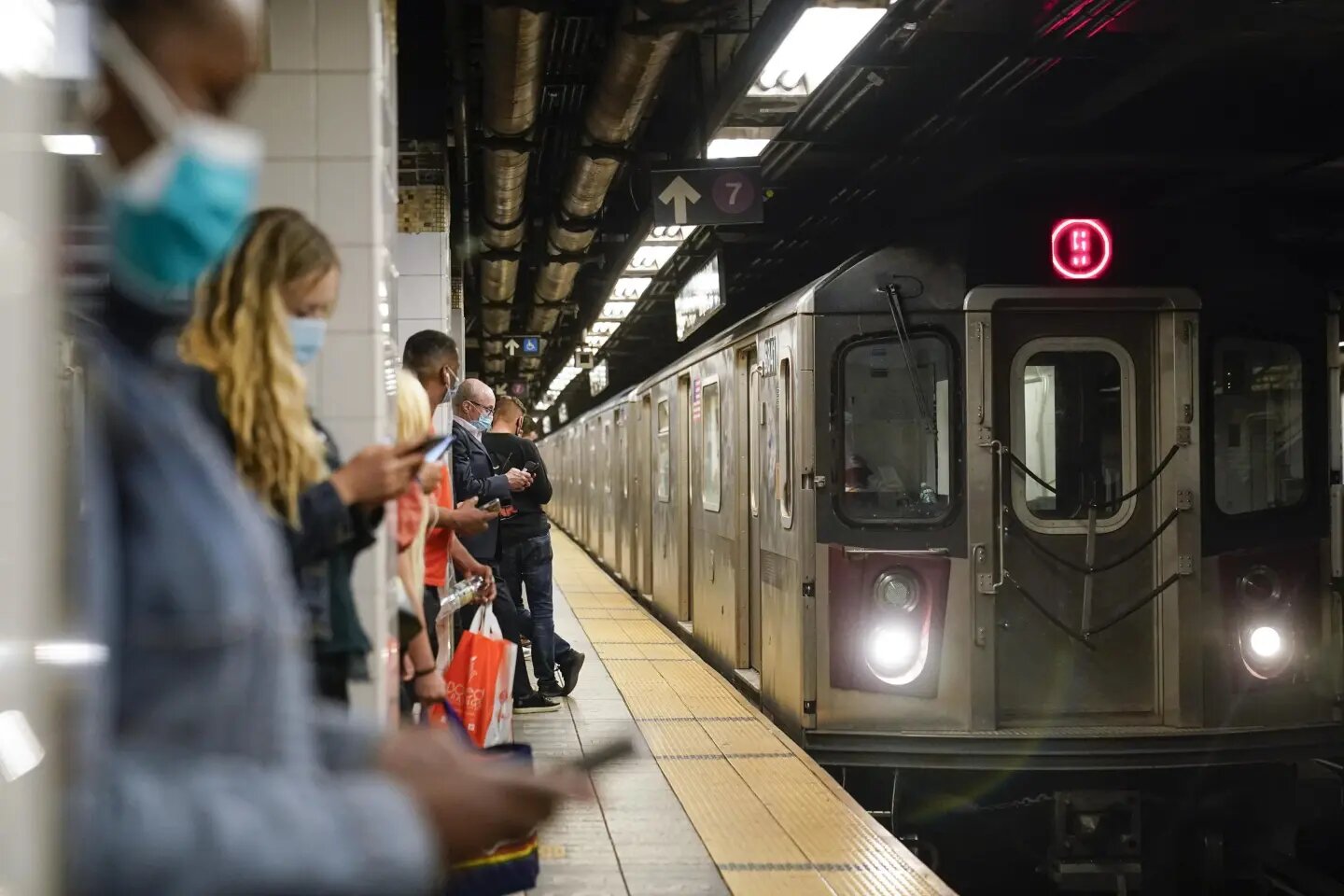 EEUU | Muere una persona al ser empujada hacia las vías en metro de Nueva York