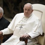 El papa pide a asistente que lea su discurso; surgen preocupaciones por su salud