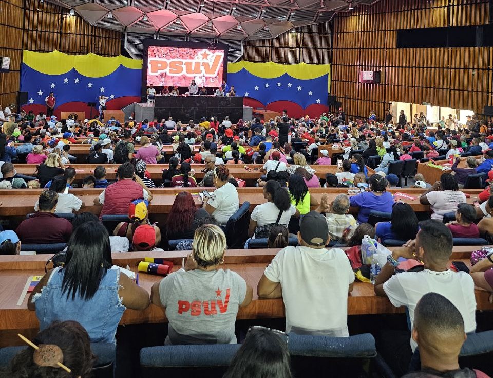 Militantes de PSUV marcha este 25-Mar en Caracas para acompañar inscripción de candidatura de Maduro