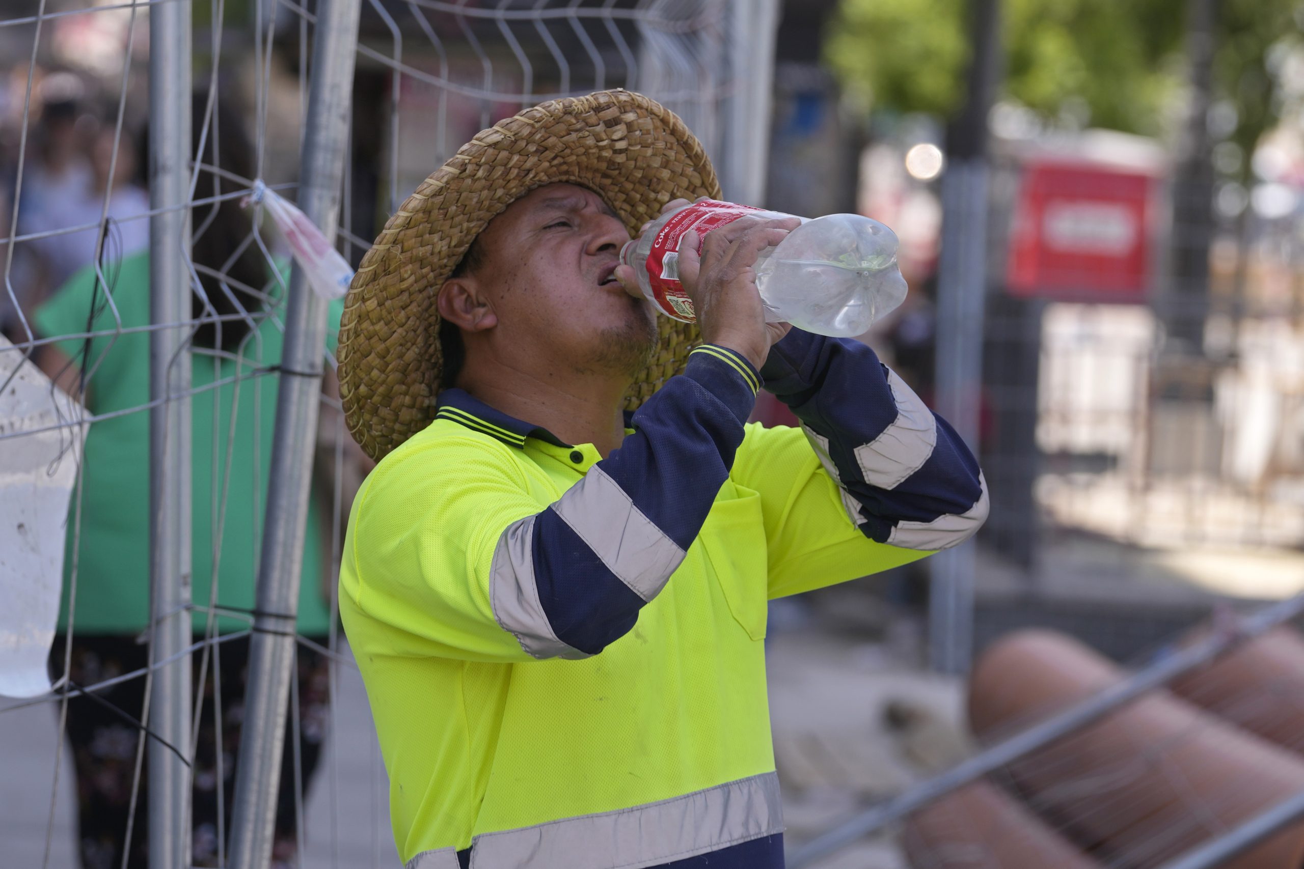 Agencia ONU alerta de los efectos del calor excesivo y el cambio climático en los trabajadores foto AP