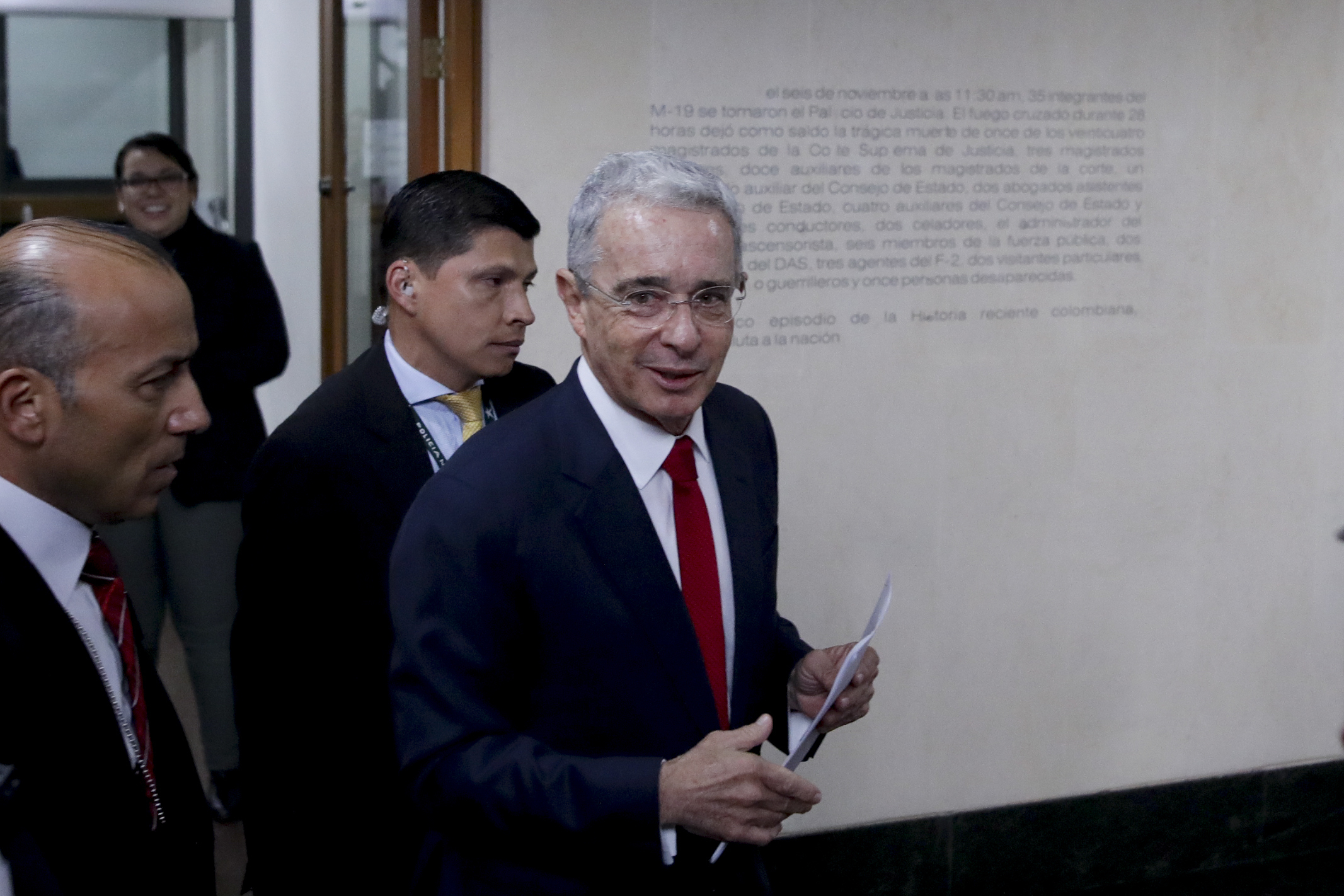 Fiscalia-colombiana-llama-a-juicio-al-expresidente-Alvaro-Uribe-por-presunto-soborno-a-testigos-foto-ap