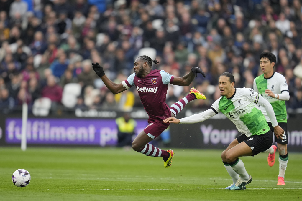 Liverpool empata 2-2 en West Ham y el título de la Premier se le aleja