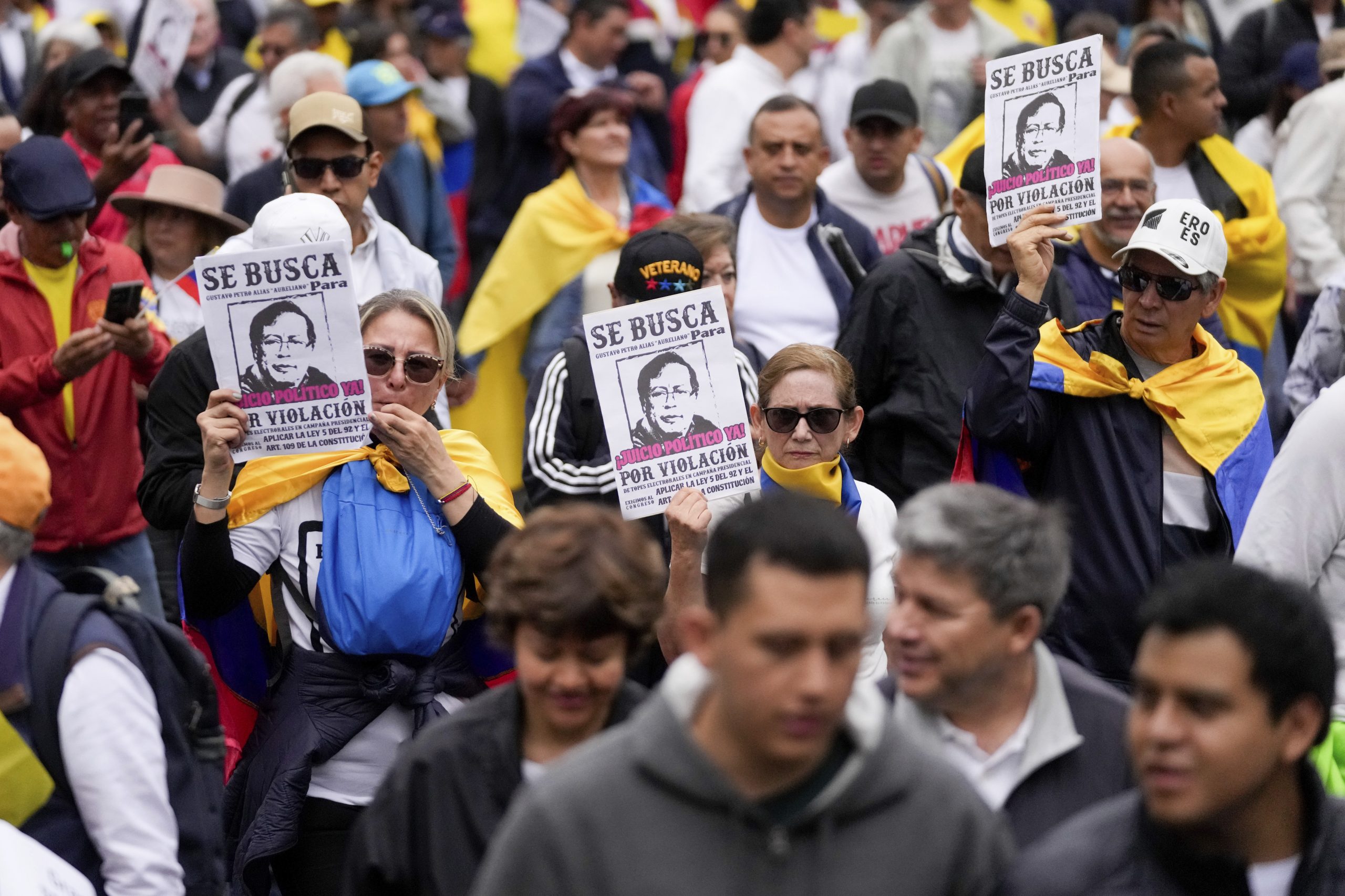 Miles de opositores protestan en Colombia contra el gobierno de Gustavo Petro foto ap