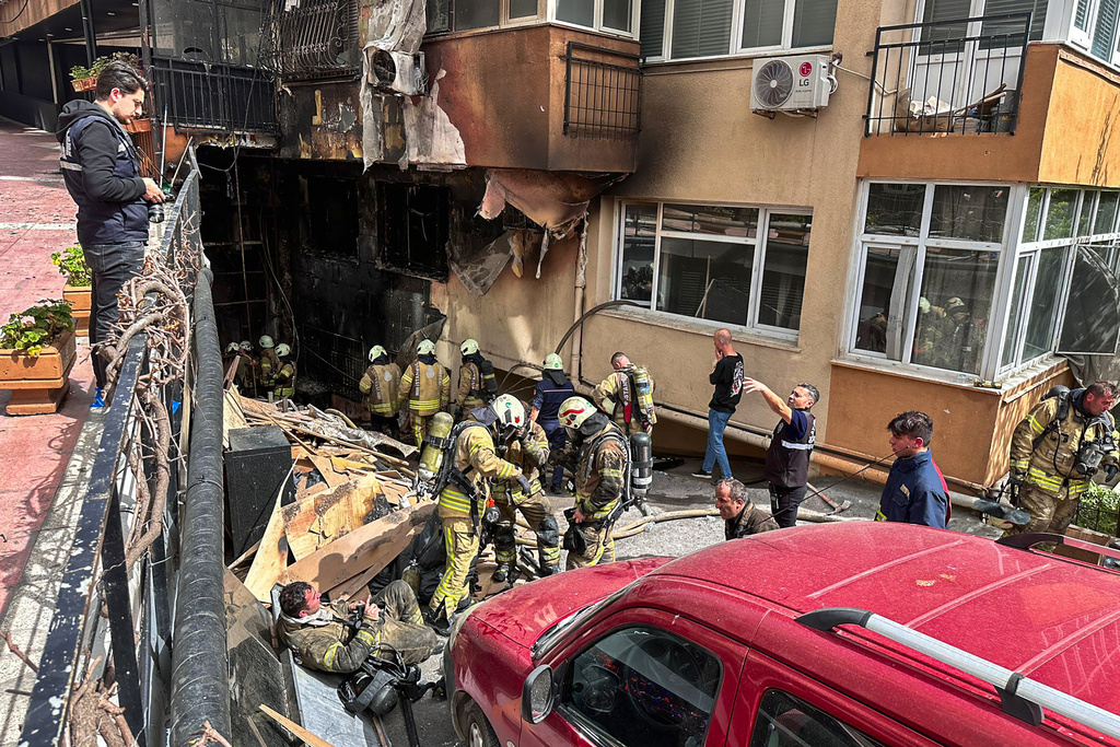 Al menos 29 fallecidos por incendio en club nocturno en remodelación de Estambul