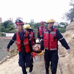 Bomberos rescatan a hombre que cayó en un cauce en Barquisimeto