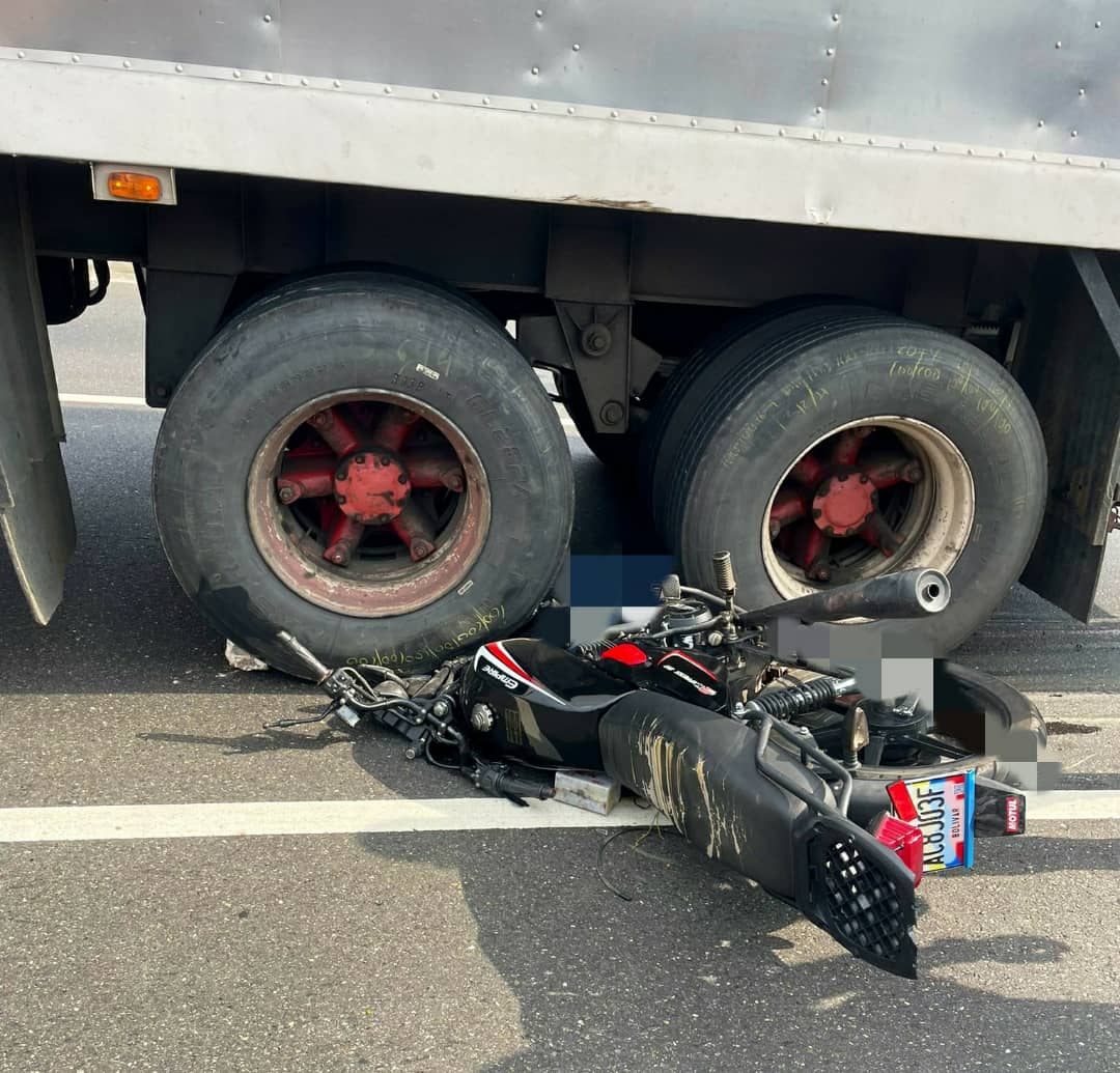 Joven motorizado fallece tras ser arrollado por gandola en la autopista Francisco Fajardo