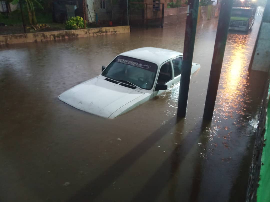 Inicio de lluvias deja inundaciones en algunos sectores de Valencia