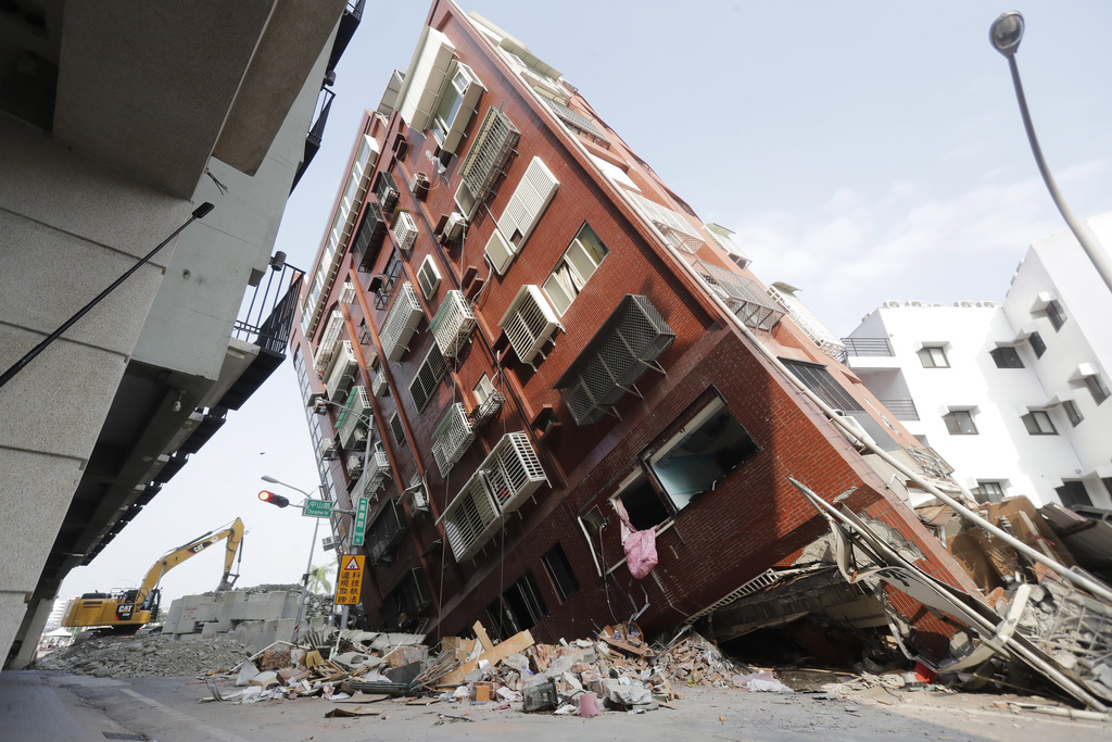 Taiwán busca a decenas de desaparecidos mientras la cifra de fallecidos por sismo sube a 10