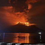 Indonesia evacua casas próximas a un volcán en erupción y cierra aeropuerto por la ceniza