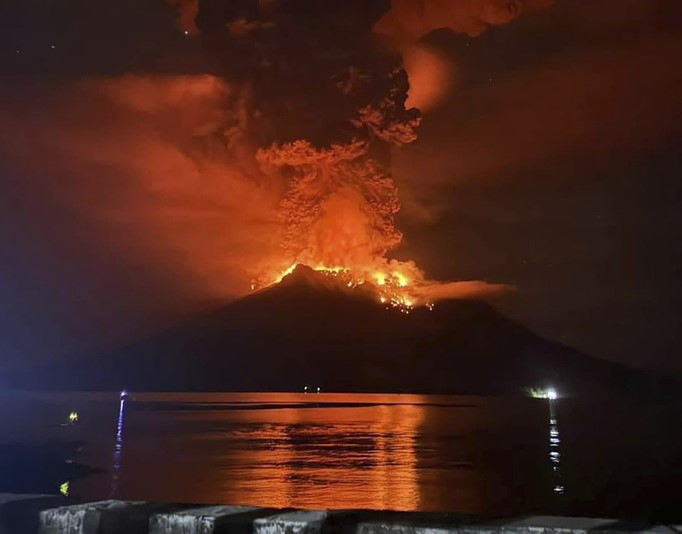 Indonesia evacua casas próximas a un volcán en erupción y cierra aeropuerto por la ceniza