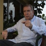 González insta a Maduro a "no demorar más la transición"