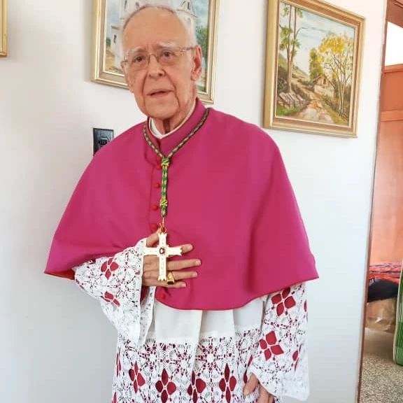 Monseñor Roberto Lückert León es hospitalizado de emergencia