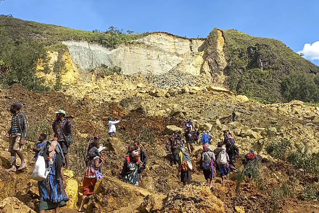 El gobierno de Papúa Nueva Guinea dice que el deslave del viernes sepultó a 2.000 personas y pide ayuda