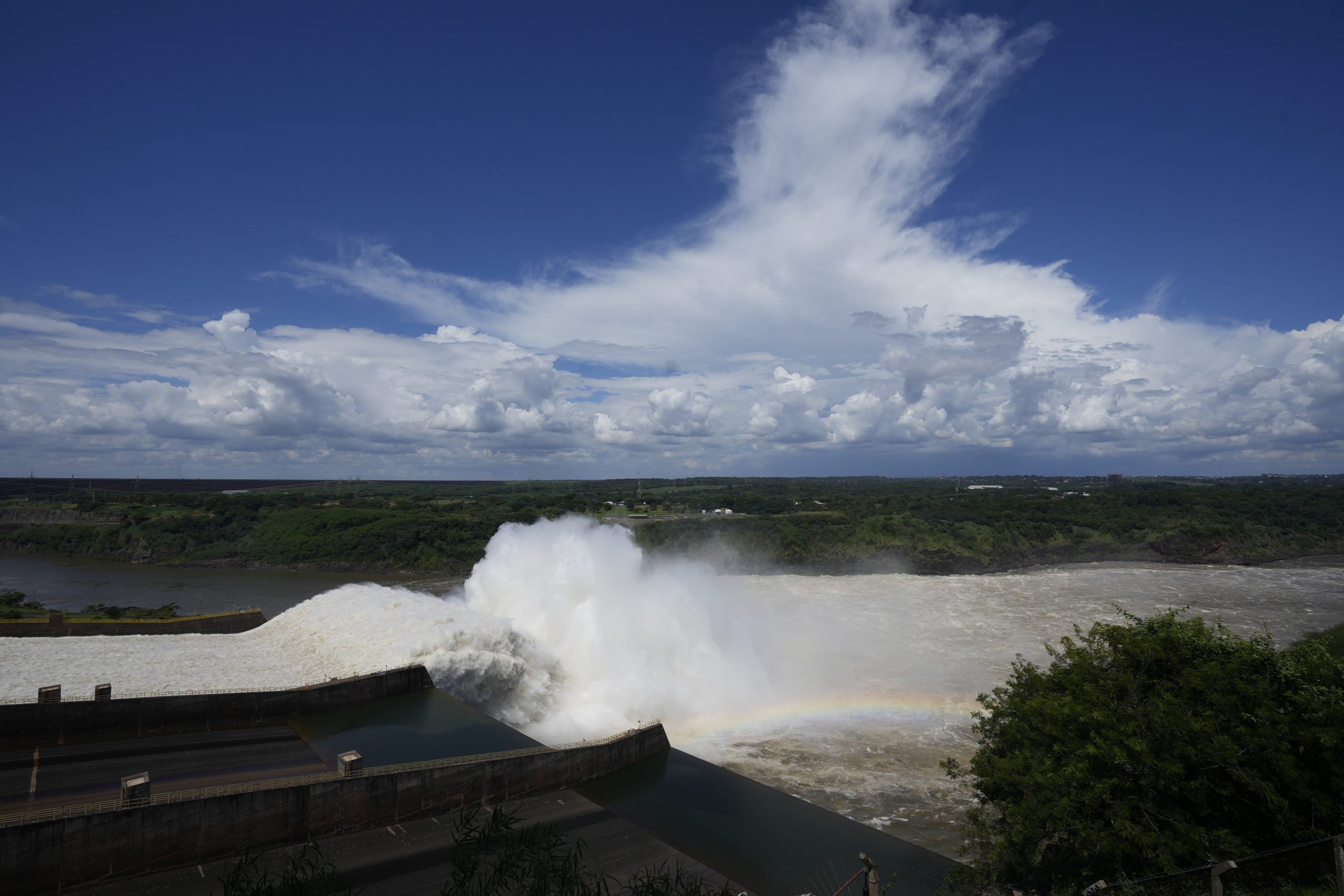 Paraguay celebra acuerdo alcanzado con Brasil sobre tarifa de energía de la represa Itaipú foto ap