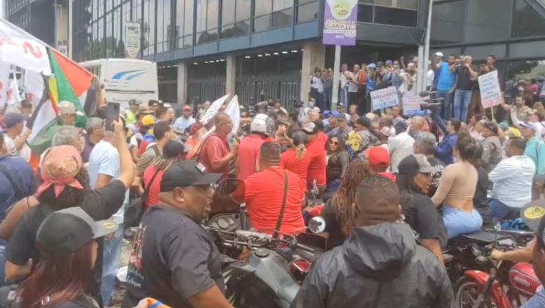 Motorizados agreden a trabajadores durante marcha en Caracas