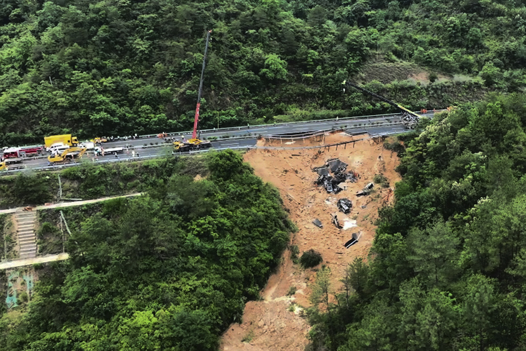 Suben a 48 los fallecidos en colapso de autopista en el sur de China