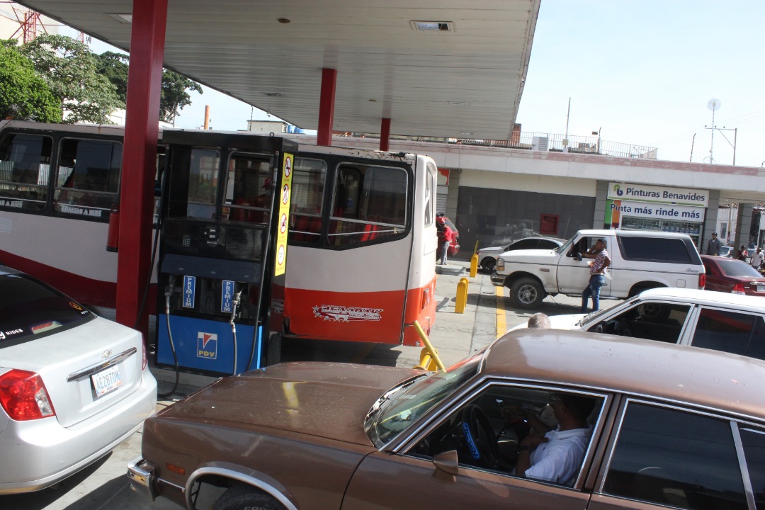 Colapsan las bombas para recargar gas y taxistas esperan hasta cinco horas para abastecer las busetas