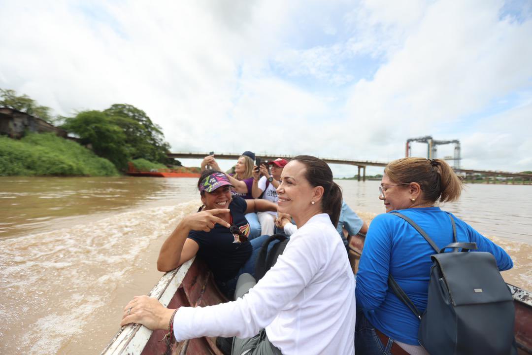 María Corina Machado y su equipo llegan al estado Apure en una curiara