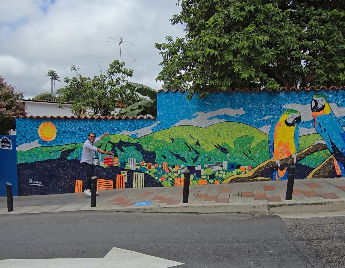 Oscar Olivares inaugura mural realizado con empaques de Nestlé en El Hatillo