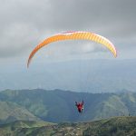 Autoridades buscan a mujer que cayó en El Ávila al volar en parapente