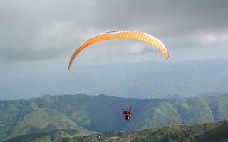 Autoridades buscan a mujer que cayó en El Ávila al volar en parapente