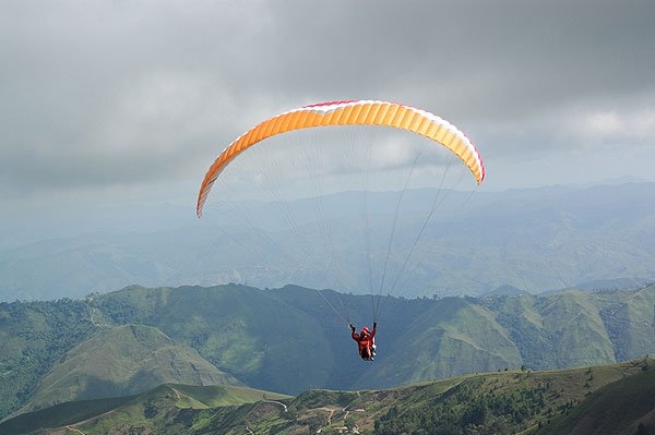 Autoridades buscan a mujer que cayó en El Ávila al volar en parapente