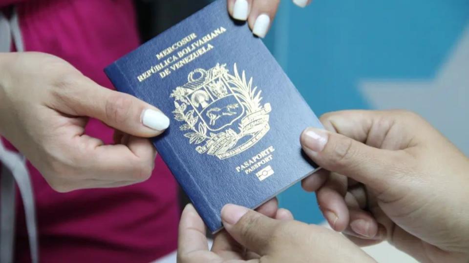 Venezolanos podrán salir de Chile con documentos vencidos