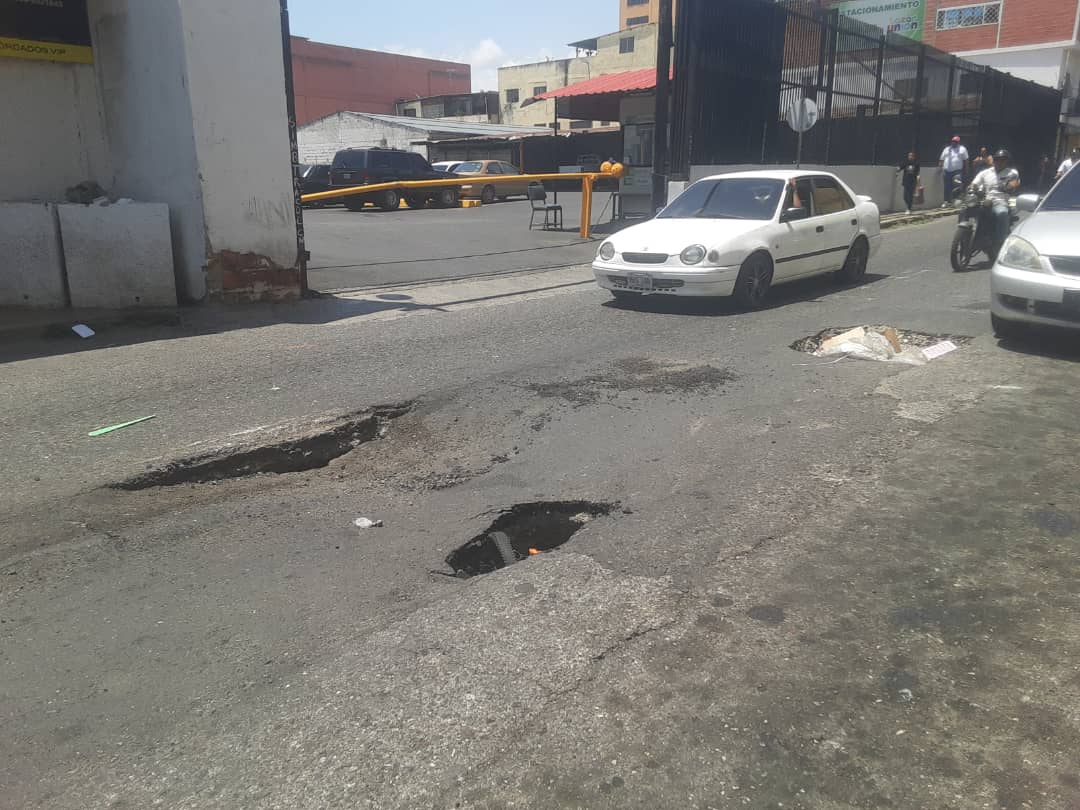 Se hundió el pavimento en la calle 24 entre carreras 20 y 21 y usuarios esperan la acción de las autoridades