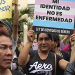 Protestan contra norma en Perú que clasifica siete identidades de género como "enfermedad mental"