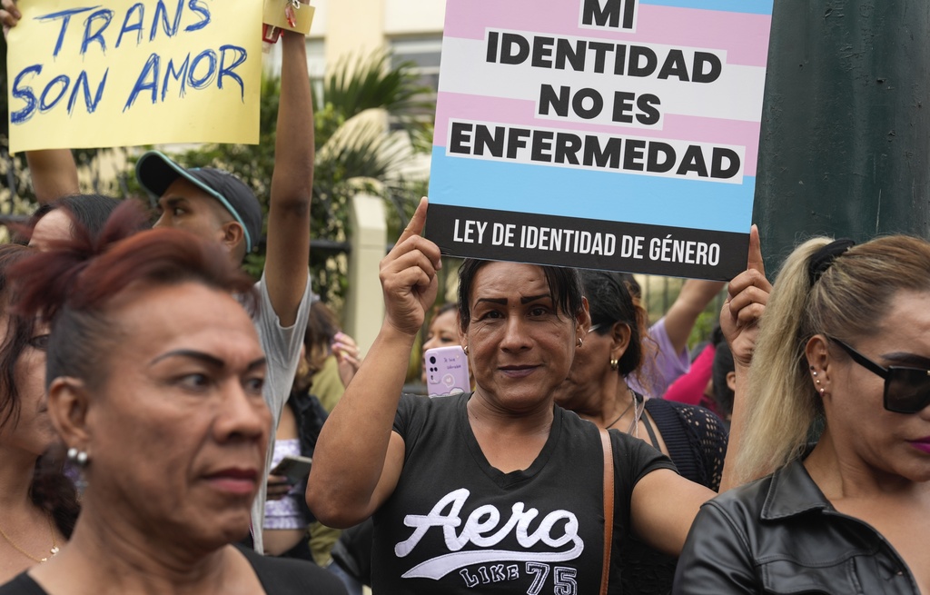 Protestan contra norma en Perú que clasifica siete identidades de género como "enfermedad mental"