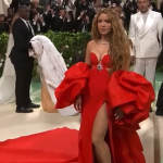 Shakira hace su debut en la Met Gala de la mano de Carolina Herrera