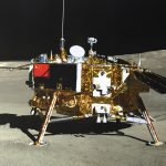 China lanza sonda para tomar muestras de la cara oculta de la Luna