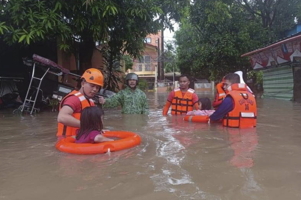 Tifón causa al menos siete muertos y miles de desplazados en Filipinas